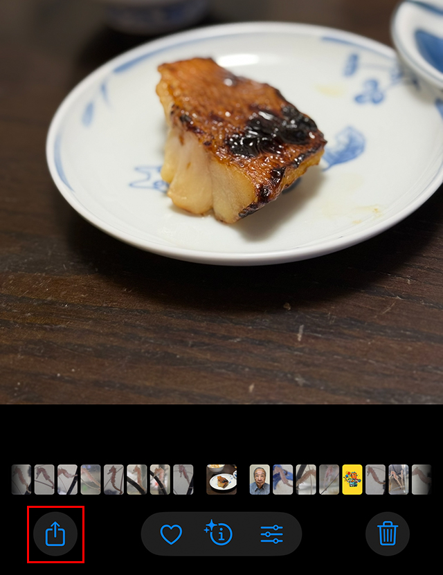 『写真』アプリにある、この写真をメモへ移してみましょう。
左下にある『箱から上矢印』タップします。