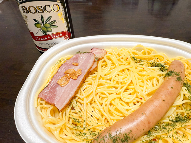 イタリアンにテッパンの調味料『オリーブオイル』を、1周ほどかけてみました。
これがまた抜群のコラボっぷりで、さらにおいしさを引き立ててくれましたよ!
