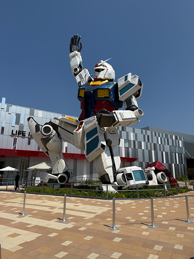 等身大のガンダムが立っている姿には、思わず足を止めて見入ってしまいました。