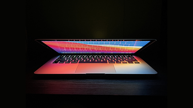 MacBook Proを開ける、イメージ写真。