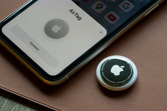 『AirTag』は、箱から出しテープを引っ張ると、自動で起動します。
近くのiPhoneに近づけると、画面に設定案内が表示されます。