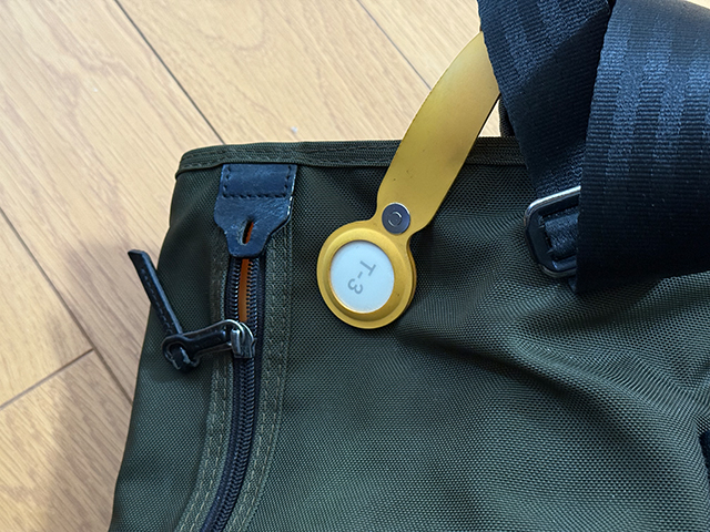 カバンに付けているAirTagの写真。