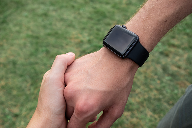 Apple Watchを右手にしている、イメージ写真。