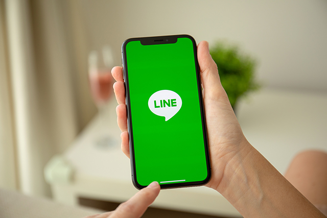 スマホにLINEの文字が表示されている、イメージ写真。