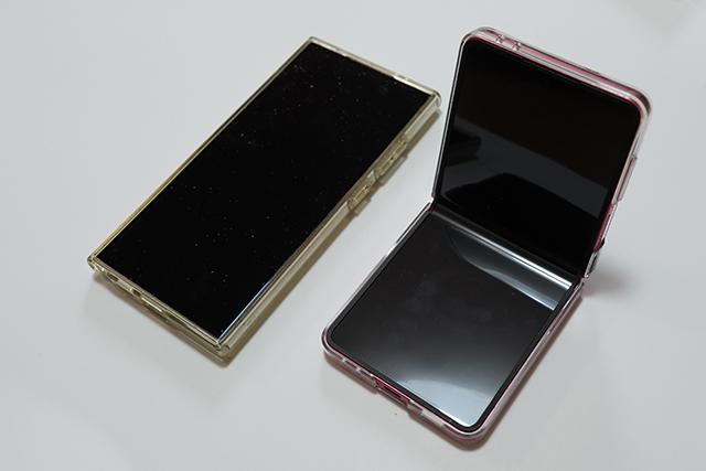 Galaxy Z Flip7を開いた状態とGalaxy S24 Ultraを並べて撮影。筐体サイズと厚みの違いが分かる俯瞰写真