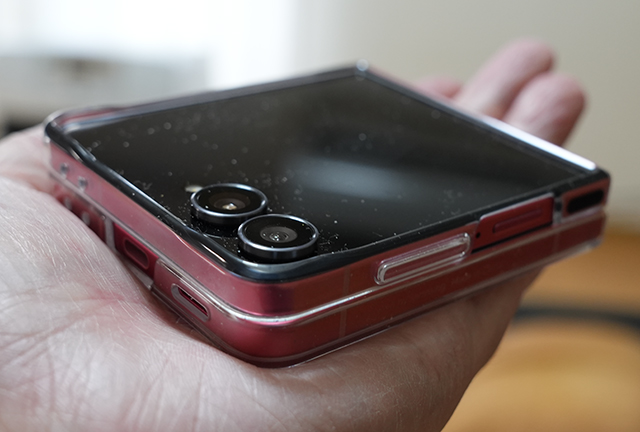 手のひらに収まるGalaxy Z Flip7のサイズ感