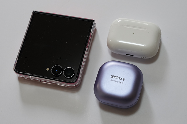 Galaxy Z Flip7を閉じて通勤グッズと並べたフラットレイ。収納性と携帯性を示す