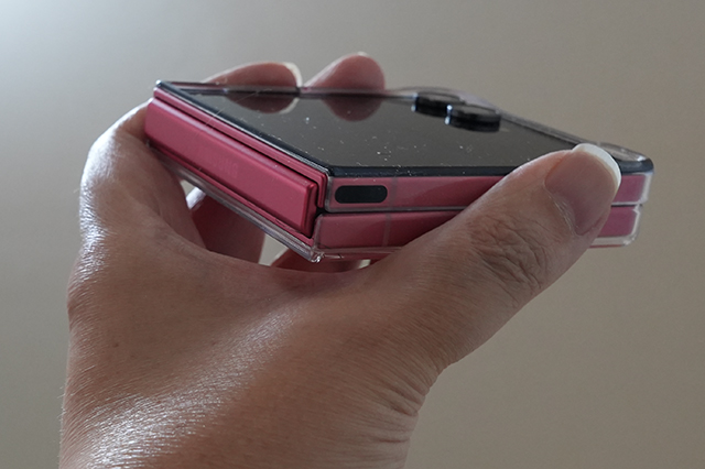 Galaxy Z Flip7のヒンジを接写し、開閉部の仕上げと剛性感を示す写真