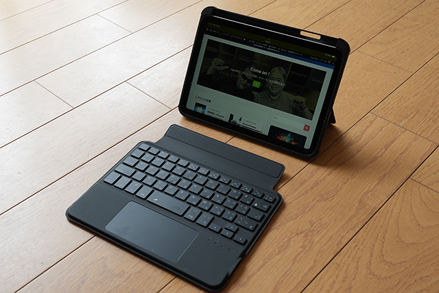 本体とキーボードが離れている写真。