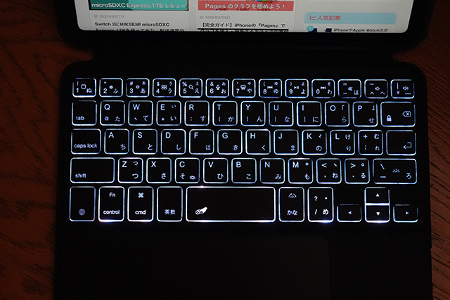 バックライトが点いたキーボードの写真