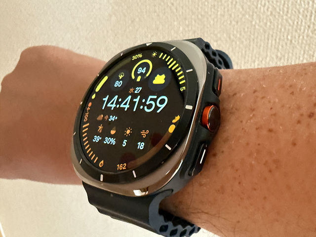 オレンジ色のボタンでワークアウトがすぐに始められる、Galaxy Watch Ultra 2025。