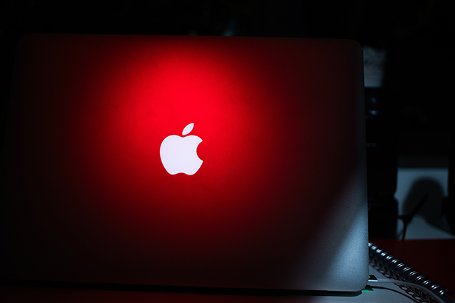 Appleマークが光るイメージ写真。