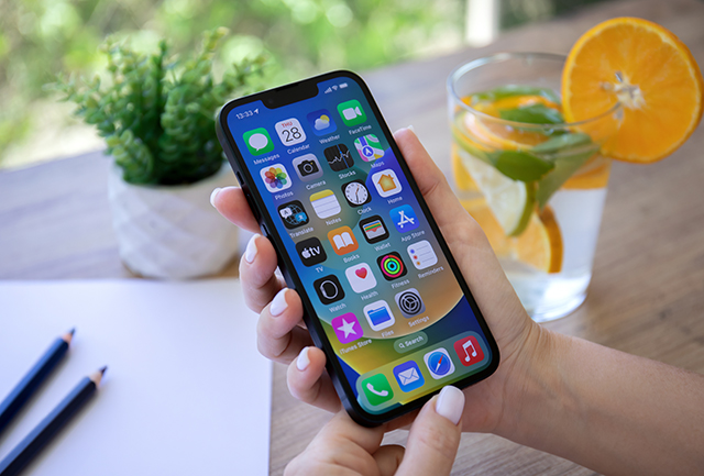 iPhone 16 Pro Maxを両手で安定操作｜自宅リビングの使用イメージ