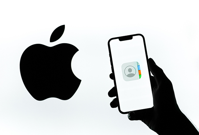 AppleマークとiPhoneが並んでいる、イメージ画像。