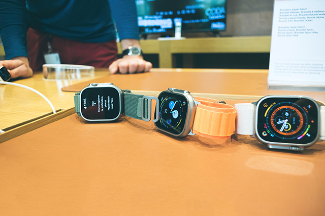 Apple Watch Ultra 3 比較レビュー：Ultra 2から乗り換えるべきか。手首ひと振りジェスチャと衛星SOS、Series 11も丁寧にチェックのイメージ画像