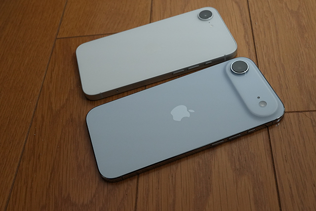 iPhone AirとiPhone 16eを木のテーブルに並べた俯瞰。Airの薄さと質感、16eの素直なサイズ感が分かる