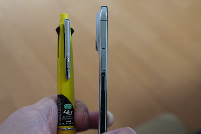 iPhone Airの側面とボールペンを並べた比較。厚みの差がひと目で分かる