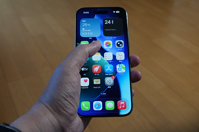片手でiPhone Airを持ち、親指が画面上方へ。軽さによる取り回しの良さが伝わる