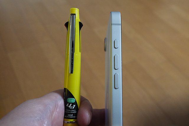 iPhone 16eの側面とボールペンを並べた比較。