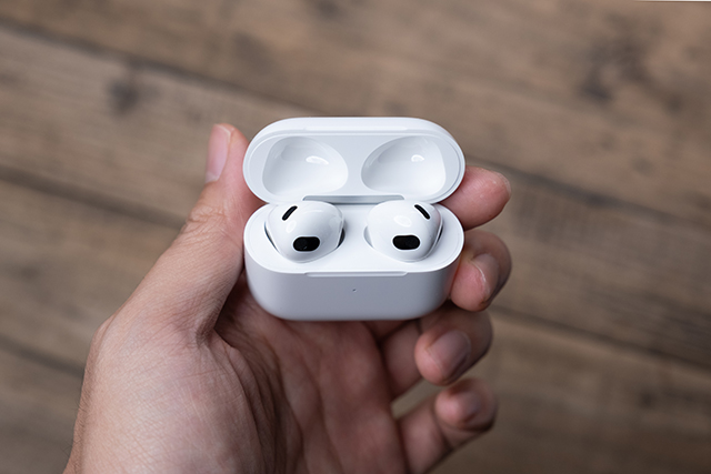 AirPods Pro 3はAndroidでも快適。Galaxy Z Flip7との接続手順・便利ワザ・不具合対処（OK Googleも）のイメージ画像