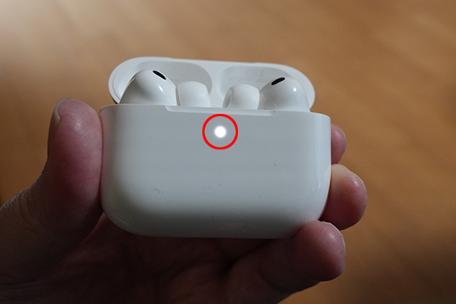 AirPods Pro 3のステータスLEDが白色で点滅しているアップ
